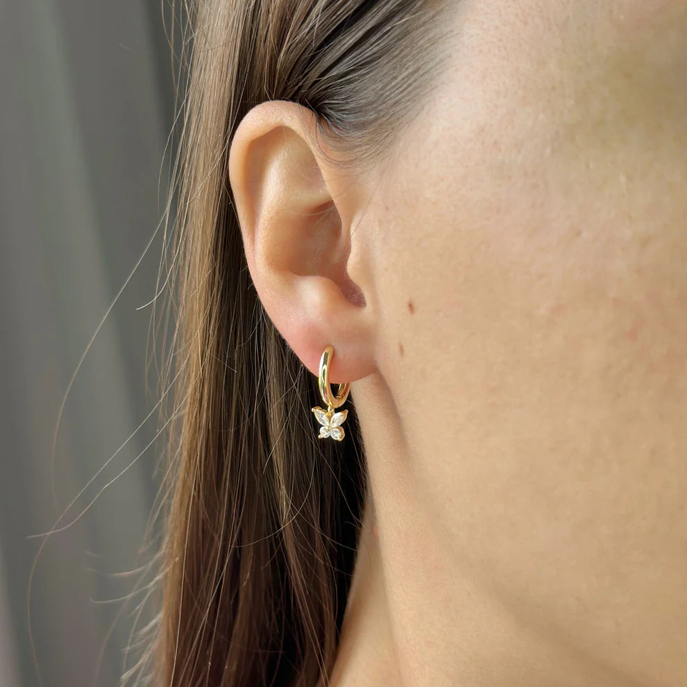 Aros con dije de mariposa en plata de ley