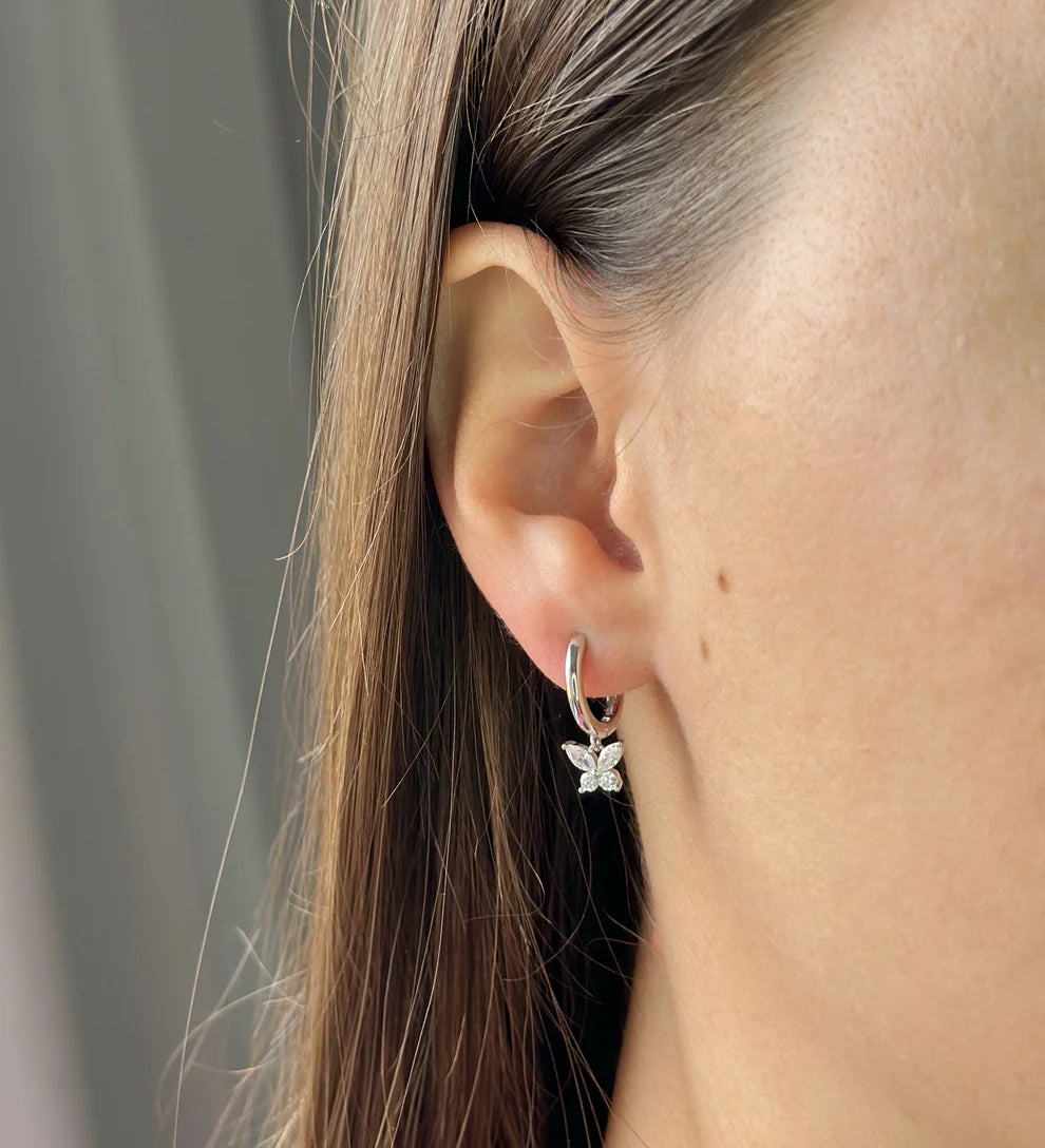 Aros con dije de mariposa en plata de ley