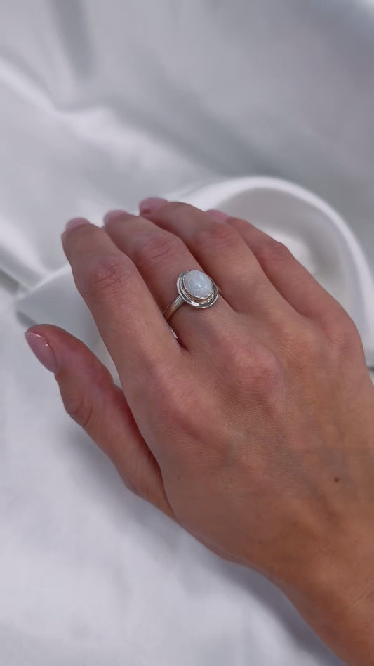 Anillo de plata de ley con piedra lunar ovalada